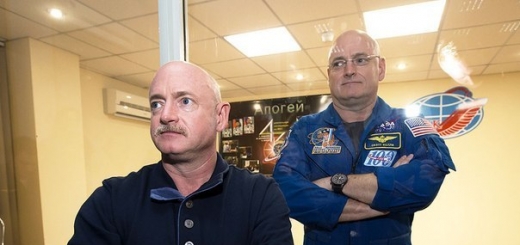 Брат-близнец астронавта Келли, отправившегося на МКС на год, разыграл руководство NASA