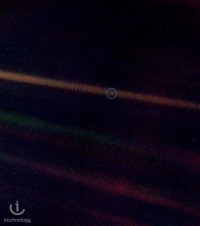 Фотография Земли, сделанная в 1990 году Вояджером с расстояния 6 миллиардов км.