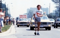 Терри Фокс бежит в окровавленных шортах во время Марафона надежды через Канаду, июль 1980 г. Он бежал на протяжении 143 дней, пока не умер.