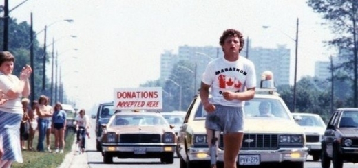 Терри Фокс бежит в окровавленных шортах во время Марафона надежды через Канаду, июль 1980 г. Он бежал на протяжении 143 дней, пока не умер.