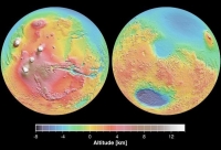 Еще в 1970-х изучавший Красную планету зонд Mariner 9 обнаружил ее странную особенность. Марс оказался «двуликим», и линия раздела проходит примерно по экватору. Поверхность северного полушария примерно на 5,5 км ниже, а толщина коры здесь на 26 км меньше, чем у южного.