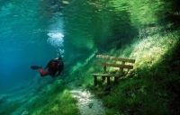 Почему это Зеленое озеро на самом деле парк в Австрии, но летом оно наполняется водой и превращается в озеро. На осень и зиму оно снова превращается в парк?
