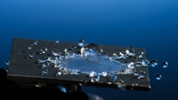 Вода только камень точит: учёные из США придали металлу гидрофобные свойства