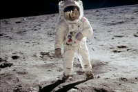 Когда американский астронавт Нил Армстронг впервые ступил на Луну, то кроме знаменитого заявления “Маленький шаг для человека, огромный прыжок для человечества”, а также обычных переговоров с другими астронавтами и Центром управления полётами, руководство услышало, как он тихим голосом сказал: “Удач