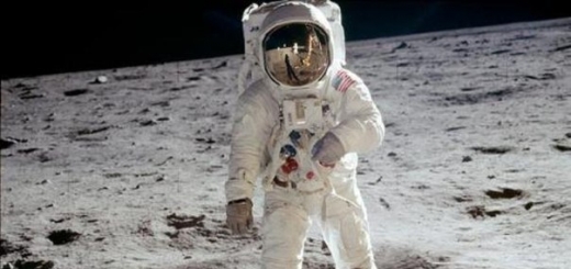 Когда американский астронавт Нил Армстронг впервые ступил на Луну, то кроме знаменитого заявления “Маленький шаг для человека, огромный прыжок для человечества”, а также обычных переговоров с другими астронавтами и Центром управления полётами, руководство услышало, как он тихим голосом сказал: “Удач