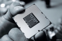 Российский процессор — Baikal. Минпромторг пытается найти замену американским микрочипам Intel и AMD, которые используются в компьютерах госструктур. Как стало известно Ъ, уже в следующем году в России будет создана линейка отечественных микропроцессоров Baikal топологией 28 нм. Разработка ведется д