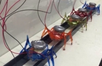 Шесть миниатюрных роботов общими усилиями способны сдвинуть с места 1.7-тонный автомобиль
