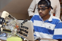 15-летний подросток создал протез руки, управляемый силой мысли