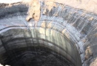 Прошлым летом по всему миру прошли сообщения об обнаружении таинственного провала на севере Ямала, неподалеку от Бованенково. Вскоре за этим были найдены две другие воронки диаметром в пару десятков метров и еще большей глубины. Теперь их список расширился.