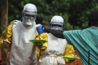 ВОЗ: вирус Эбола, уже унесший 792 жизни, распространяется чересчур быстро.